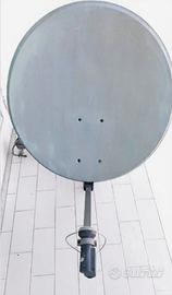 parabola satellitare con staffa e LNB con 2 uscite