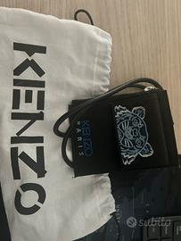Kenzo porta documenti