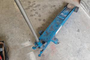 cric sollevatore auto