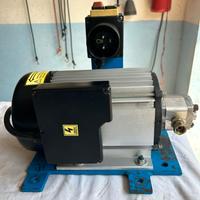 Motore con pompa idraulica