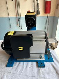 Motore con pompa idraulica