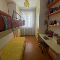 Cameretta per due bambini con letto a soppalco