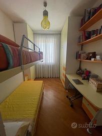 Cameretta per due bambini con letto a soppalco