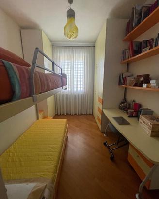 Cameretta per due bambini con letto a soppalco