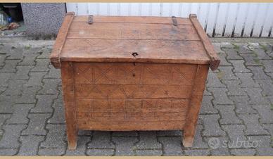 Antico baule in legno duro epoca 800