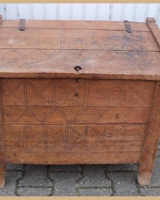 Antico baule in legno duro epoca 800