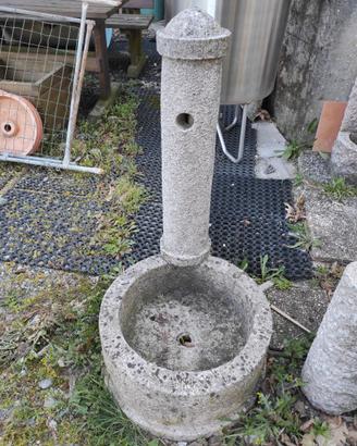 Fontana bassa in pietra