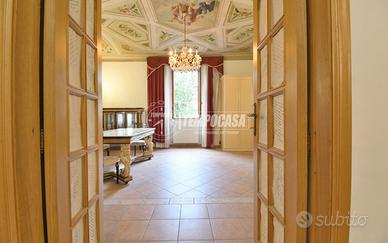 SOLUZIONE SIGNORILE IN ZONA PIAZZAROLA