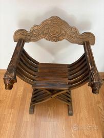 Poltrona in legno intagliato con leoni decorativi