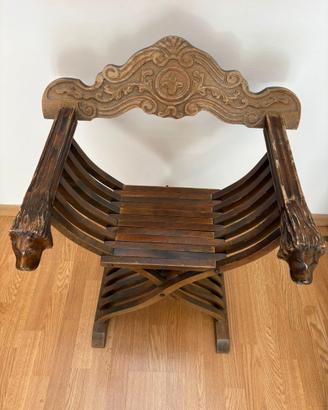 Poltrona in legno intagliato con leoni decorativi