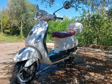 vespa bianca 50 LX
