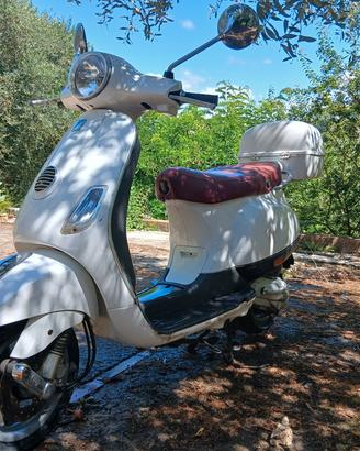 vespa bianca 50 LX