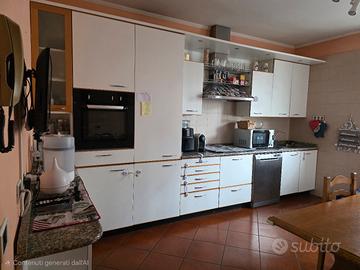 cucina completa di elettrodomestici