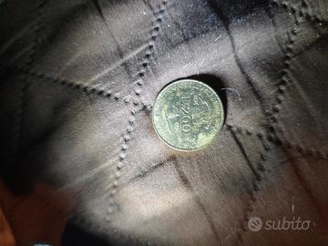 200 delle vecchie lire italiane 