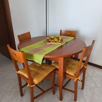 Tavolo rotondo con sedie