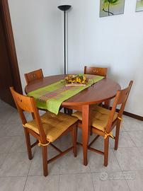 Tavolo rotondo con sedie