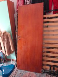 porta interna in noce con serratura e chiave 