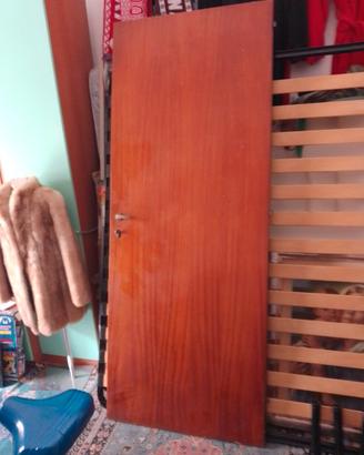 porta interna in noce con serratura e chiave