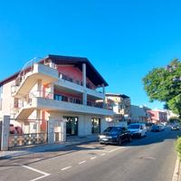 Luminoso Locale Commerciale con Rampa e Magazzino