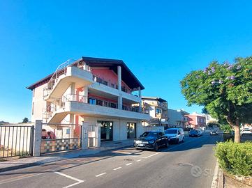 Luminoso Locale Commerciale con Rampa e Magazzino