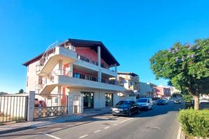 Luminoso Locale Commerciale con Rampa e Magazzino