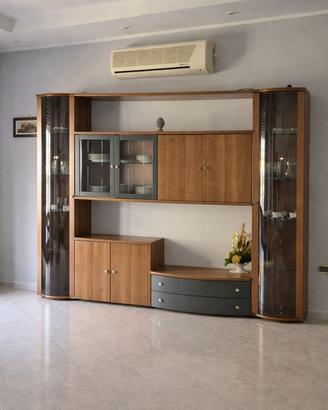 Parete attrezzata nuova di falegnameria