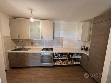 Cucina con elettrodomestici Hotpoint