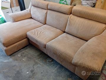 divano in velluto sfoderabile con chaise longue