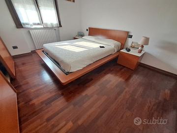 Letto matrimoniale e comodini