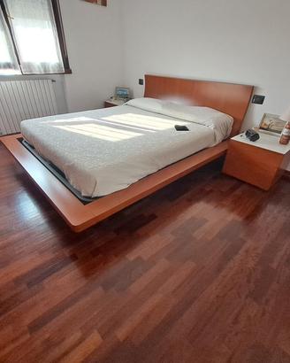 Letto matrimoniale e comodini
