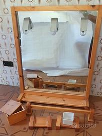 Specchiera e kit accessori bagno in legno