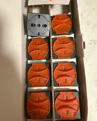 Bticino Axolute HF4140/16F “ 8 schuko flat”
