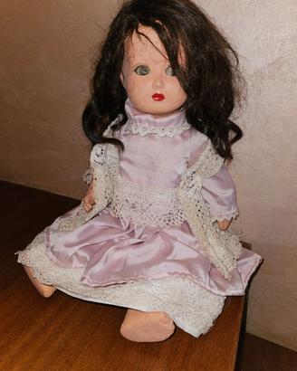 Bambola antica con capelli veri