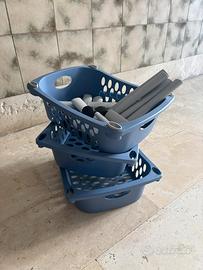 Carrello con cestini in plastica