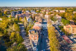 NEGOZIO DI AMPIE METRATURE IN PIENO CENTRO AL PAES