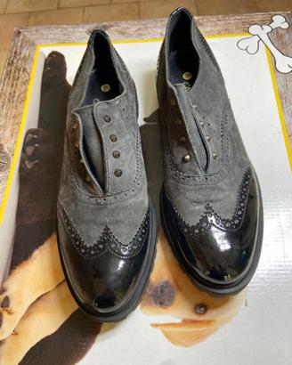 Scarpa bassa con lacci elegante nera e grigia Calz
