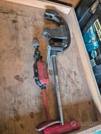 Trapano e taglia tubi.