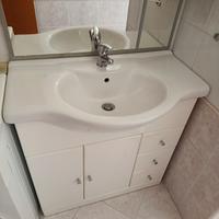 mobile bagno con lavandino e specchio 