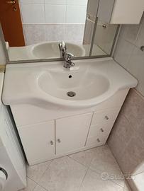 mobile bagno con lavandino e specchio 