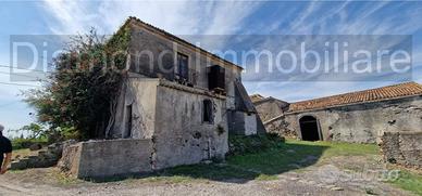 Antico casale con 15.000mq di terreno Calatabiano