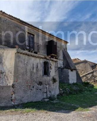 Antico casale con 15.000mq di terreno Calatabiano