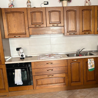Cucina + soggiorno con tavolo e sedie
