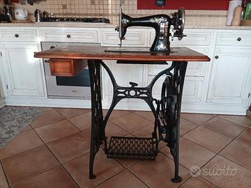 Macchina da cucire d'epoca