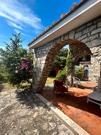 Villa in pietra con Discesa sul mare