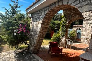 Villa in pietra con Discesa sul mare