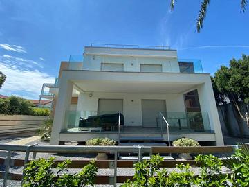 Villa di 200 m² con più di 5 locali a Diano Marina