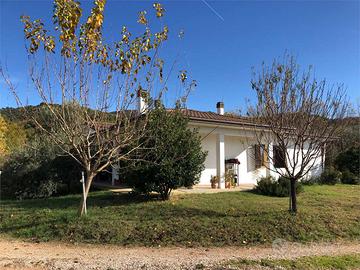 DERUTA : VILLA DI RECENTE COSTRUZIONE CON TERRENO