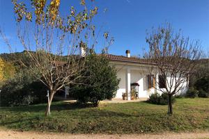 DERUTA : VILLA DI RECENTE COSTRUZIONE CON TERRENO