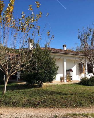 DERUTA : VILLA DI RECENTE COSTRUZIONE CON TERRENO