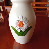 piccolo vaso per fiori con margherita in evidenza 